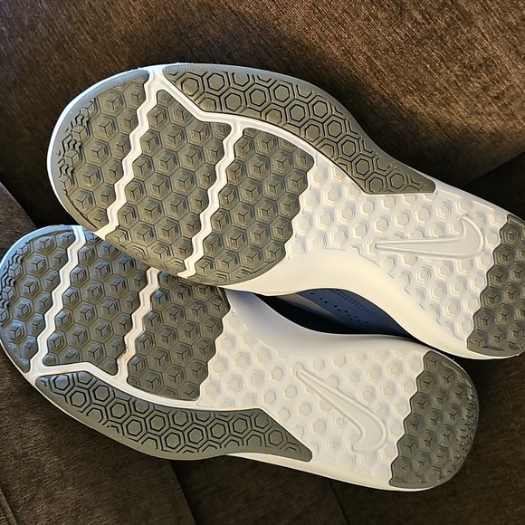 Nike Legend Trainers - Picture 8 of 8